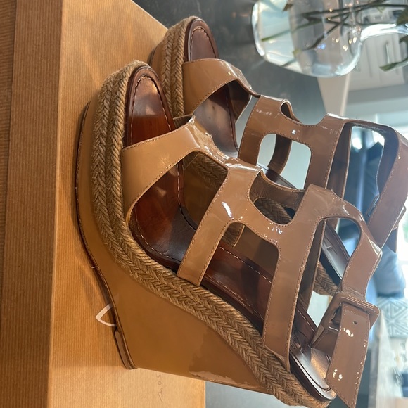 Gorgeous Christian Louboutin Salamanca 120 patent wedges - Picture 3 of 9